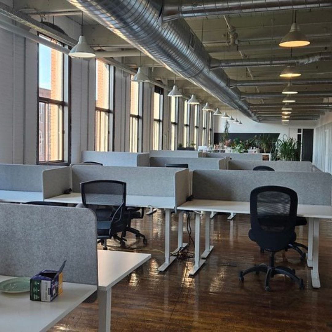 Experience a professional and inspiring environment with Nuage B’s coworking room rentals in Montreal, perfect for entrepreneurs and small businesses.