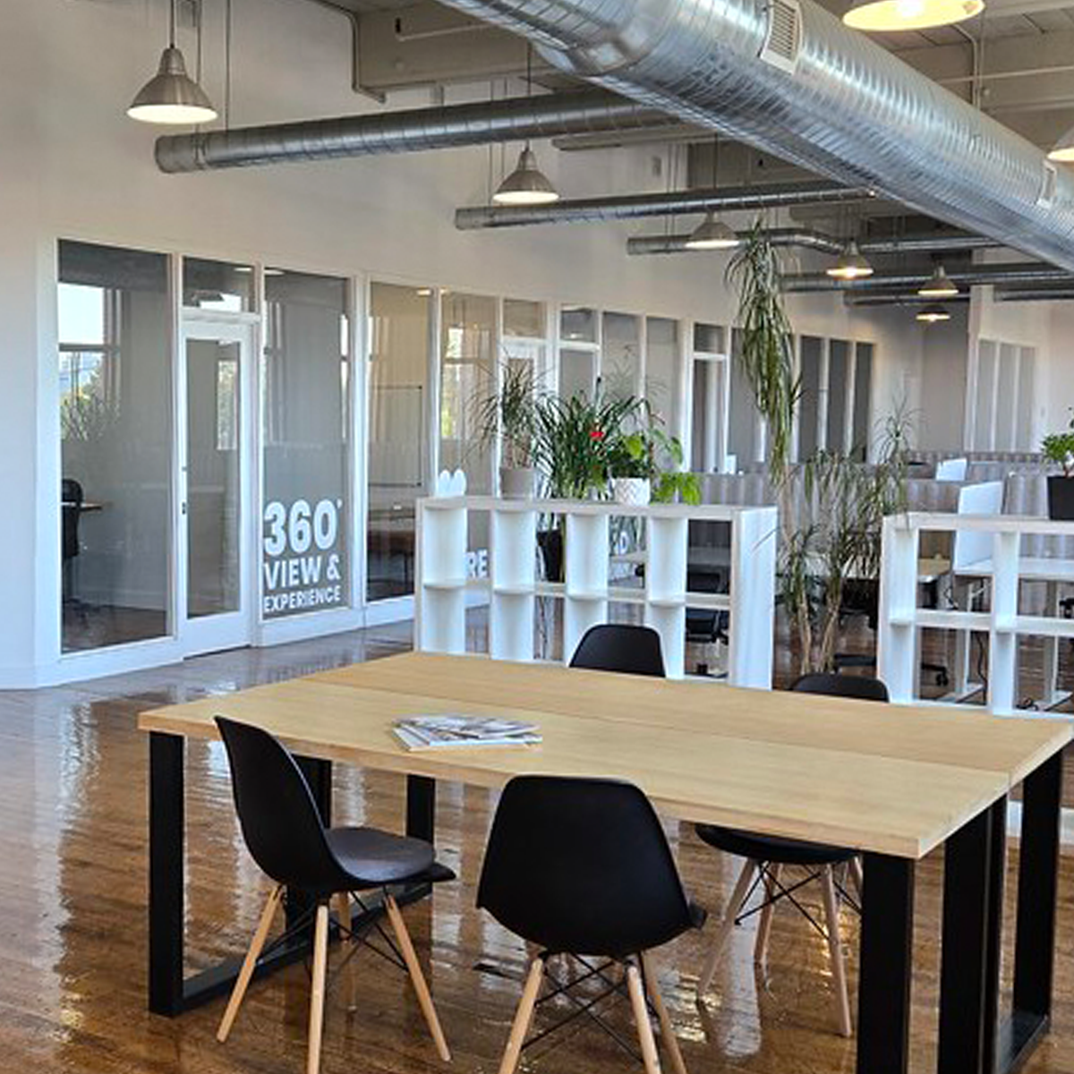 Vue immersive d’un espace de travail partagé chez Nuage B à Saint-Henri Espace de coworking lumineux avec vue 360 degrés à Saint-Henri chez Nuage B, Montréal