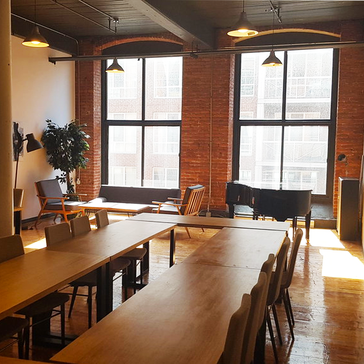 Salle de réunion privée – Nuage B à Saint-Henri, Montréal Salle de réunion moderne et lumineuse avec murs en briques chez Nuage B, espace de coworking à Saint-Henri