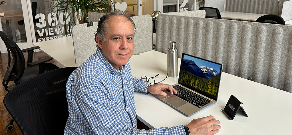 Jésus Robles travaillant à son bureau dédié à Nuage-B, un espace de coworking à Saint-Henri Montréal