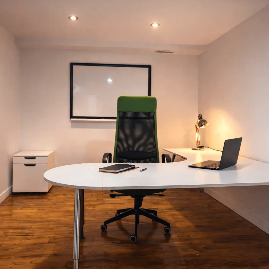 Bureau privé à Saint-Henri, Montréal avec bureau moderne et ordinateur portable