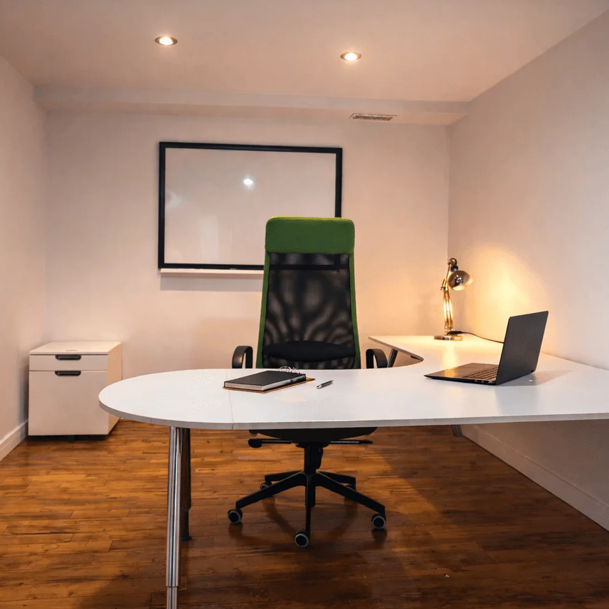 Bureau privé à Saint-Henri, Montréal avec bureau moderne et ordinateur portable