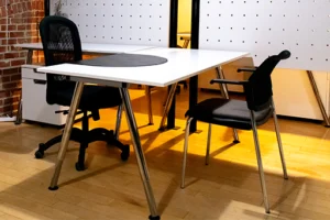 A photo of a desk with two chairs at co-working Nuage-B