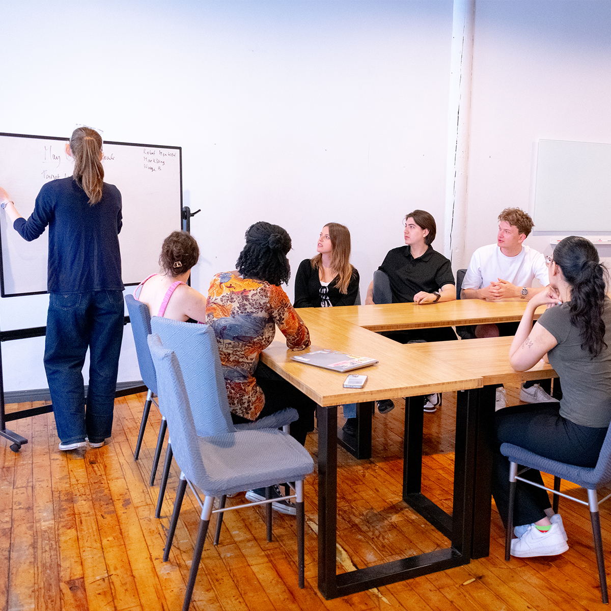 Professionnels collaborant dans un espace de coworking de Nuage-B à Saint-Henri lors d'une séance de travail en équipe.