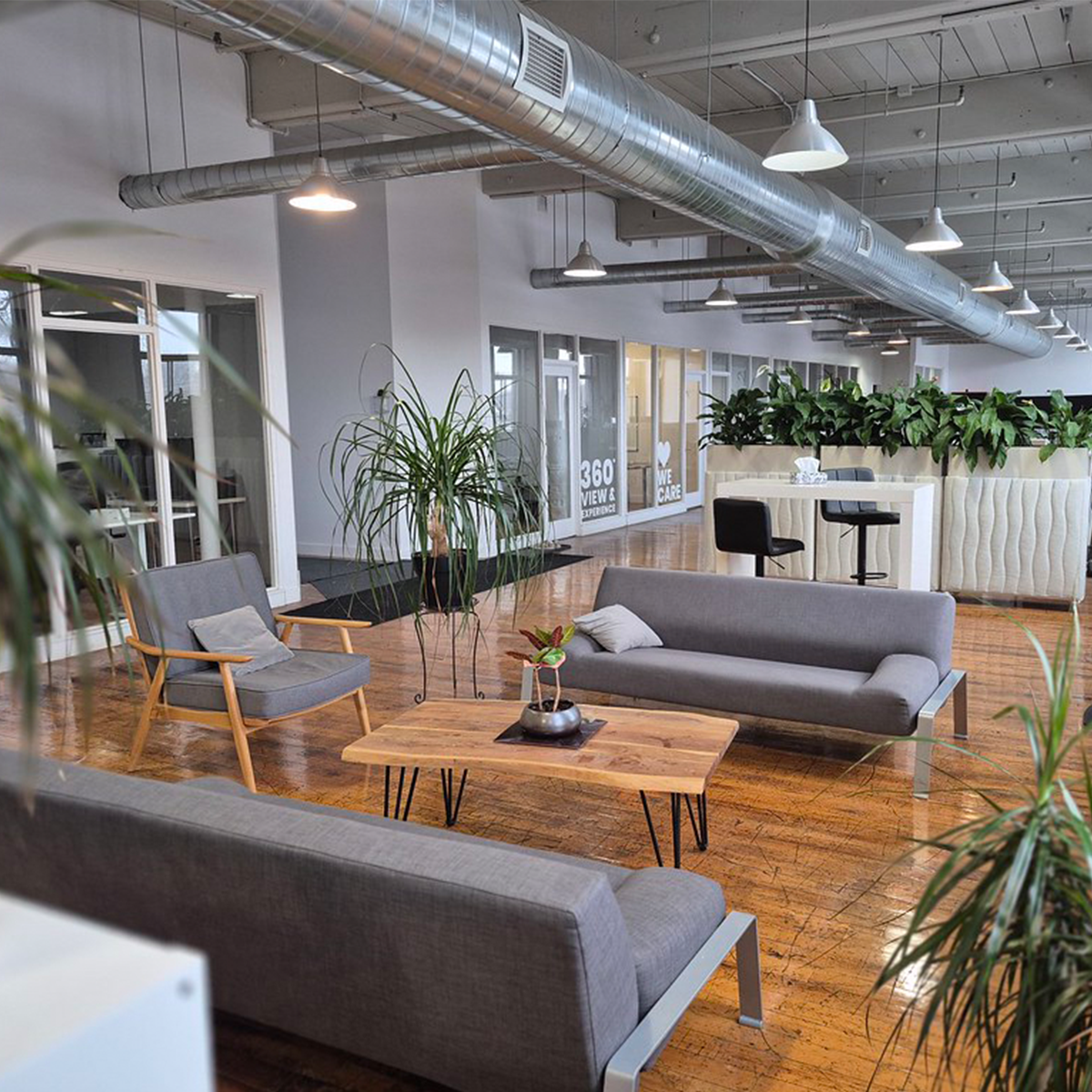 Environnement de travail moderne dans les espaces de coworking de Nuage-B à Saint-Henri, favorisant la concentration et la productivité.