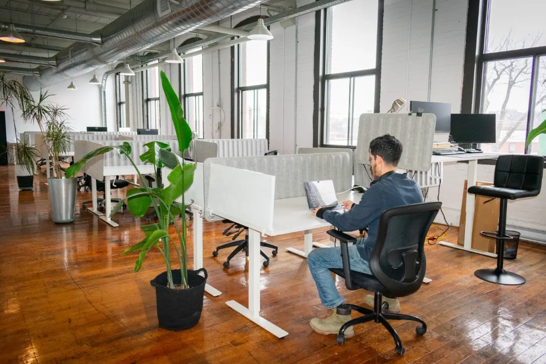 Espace de coworking à Saint-Henri chez Nuage B avec bureaux ajustables et poste de travail
