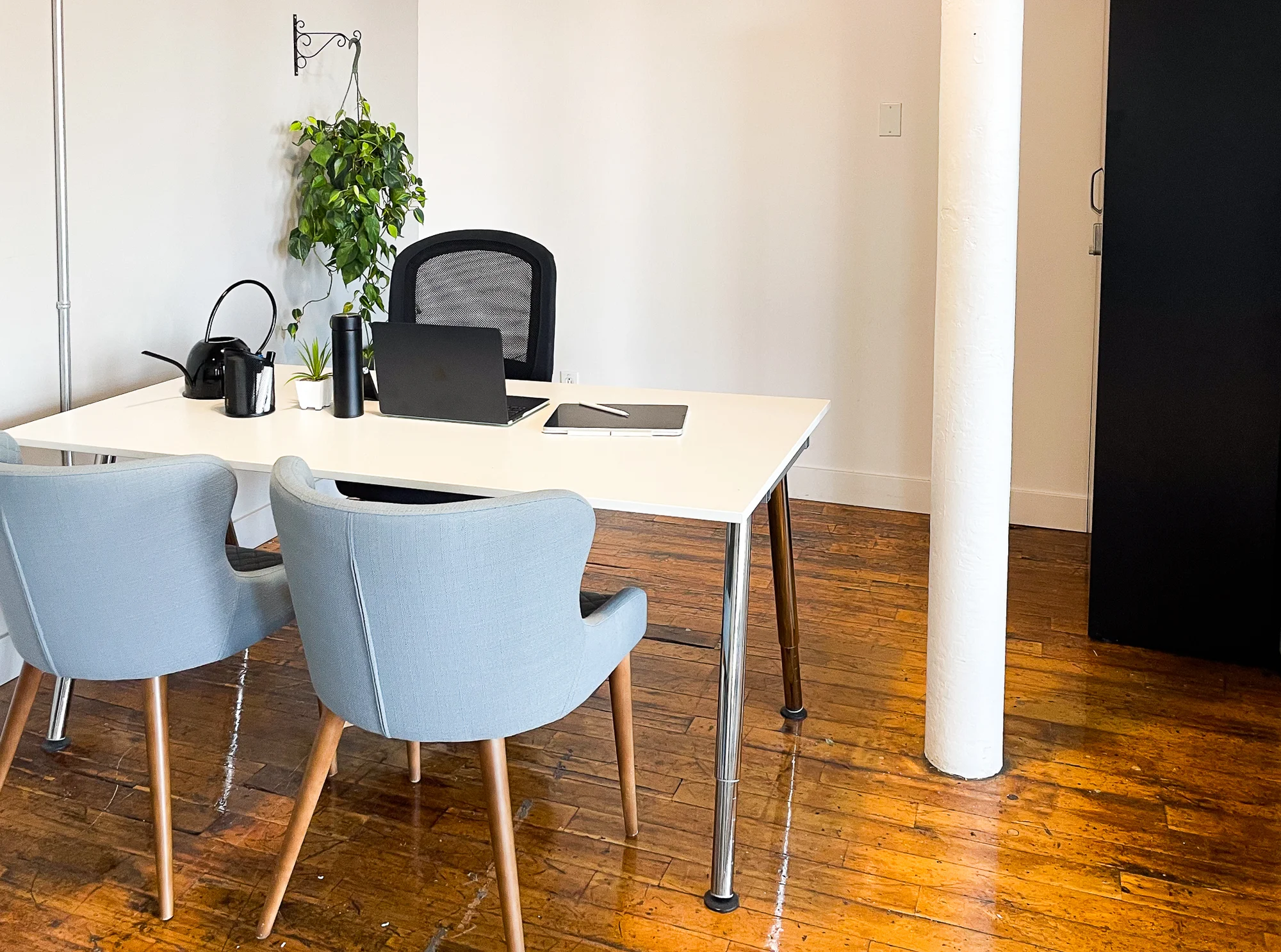 Bureau privé lumineux chez Nuage-B à Saint-Henri, idéal pour freelances et petites équipes