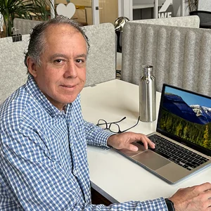 Jésus Robles travaillant depuis son bureau dédié à Nuage-B, à Saint-Henri Montréal.